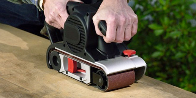Menggunakan belt sander Menggunakan belt sander