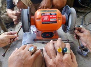 memoles batu akik dengan gerinda